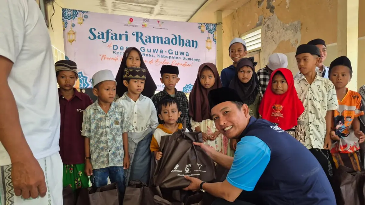 PEDULI: Manager PGA KEI Kampoi Naibaho menyerahkan santunan kepada anak yatim di Desa/Pulau Guwa-Guwa, Kecamatan Raas, Sumenep.