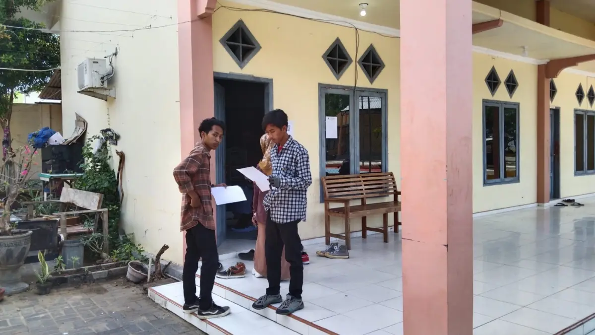 SANTAI: Sejumlah mahasiswa berada di depan kantor kemahasiswaan UPI Sumenep.