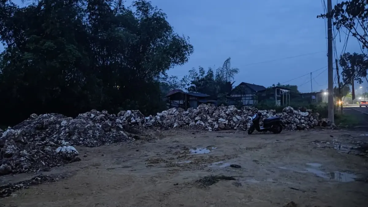 TANPA KEJELASAN: Aktivitas pengurukan lahan di Desa Dumajag, Kecamatan Tanah Merah Bangkalan selasa (24/2).