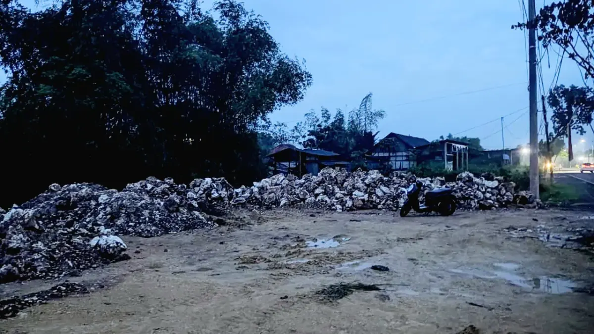 TANPA KEJELASAN: Aktivitas pengurukan lahan di Desa Dumajah, Kecamatan Tanah Merah, Bangkalan, Selasa (24/2). (HENDRAYANTO UNTUK JPRM)