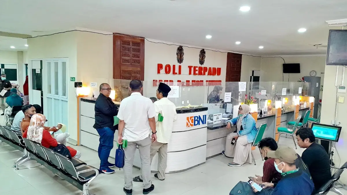 TERTIB: Masyarakat tengah menunggu antrean layanan di RSUD dr. H. Moh. Anwar Sumenep.