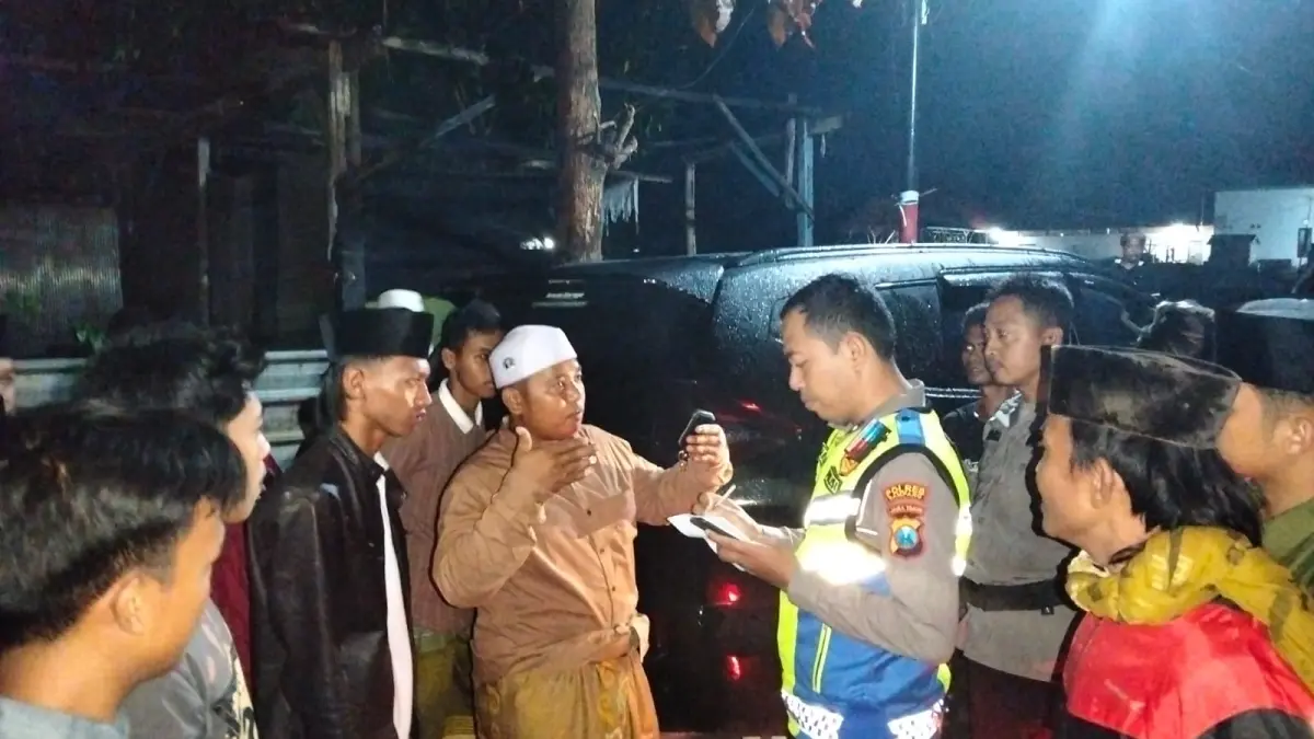 TEWAS: Polisi melakukan olah TKP lokasi laka lantas di Desa Madulang, Kecamatan Omben, Sampang, Rabu (18/3).