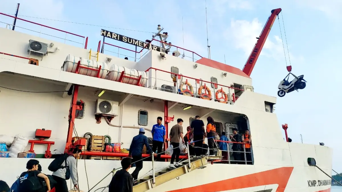RAMAI: Sejumlah penumpang bergantian naik ke KMP DBS III di Pelabuhan Kalianget, Sumenep, Selasa (17/3). (PT SUMEKAR UNTUK JPRM)