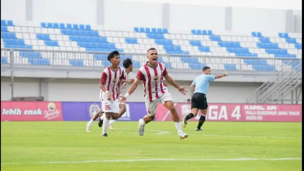 SELEBRASI: Pemain Persepam Anis Fuad merayakan kemenangan usai mengalahkan PSSS Situbondo, Minggu (4/1).