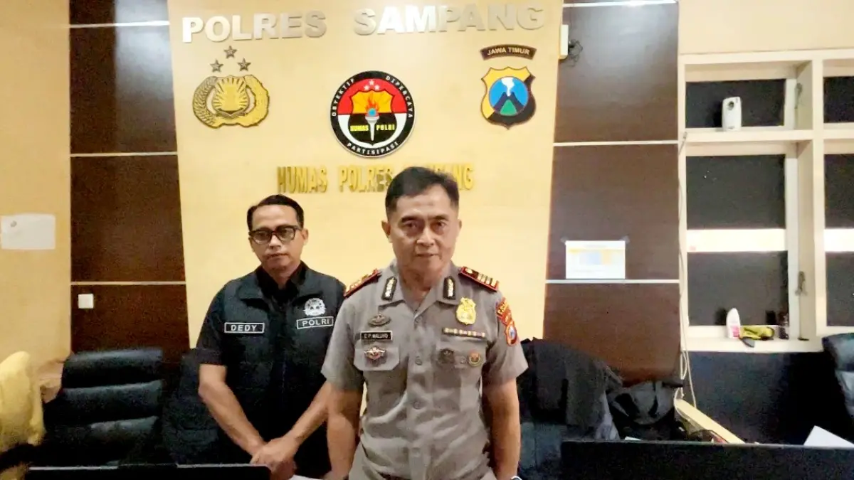 TEGAS: Kasihumas Polres Sampang saat ditemui di ruang kerjanya, Selasa (10/3). (UBAIDILLAHIR RA’IE/JPRM)
