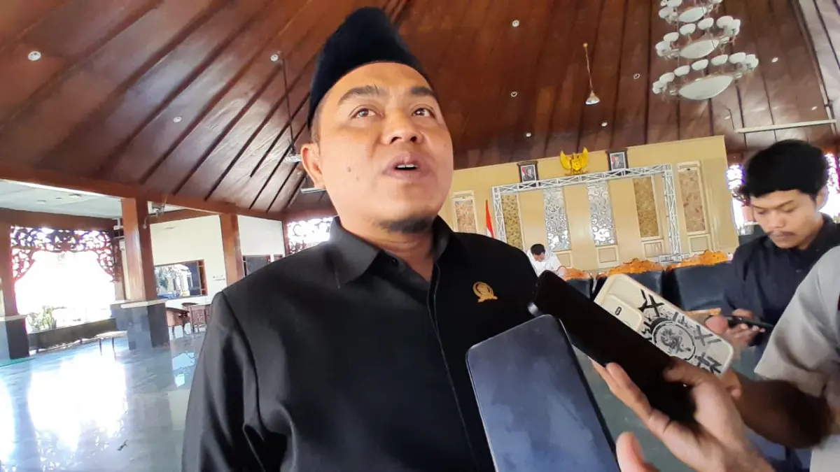 TEGAS: Ketua DPRD Pamekasan Ali Masykur saat doorstop dengan awak media di Pendopo Ronggosukowati.