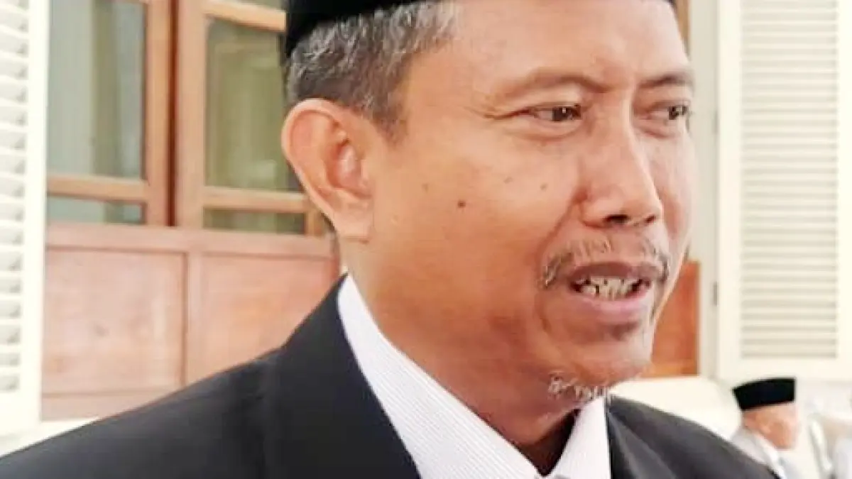 TEGAS: Sekkab Pamekasan Taufikurrachman saat doorstop dengan awak media di Peringgitan Dalam Pendopo Ronggosukowati. (M. KHOLIL RAMLI/JPRM)