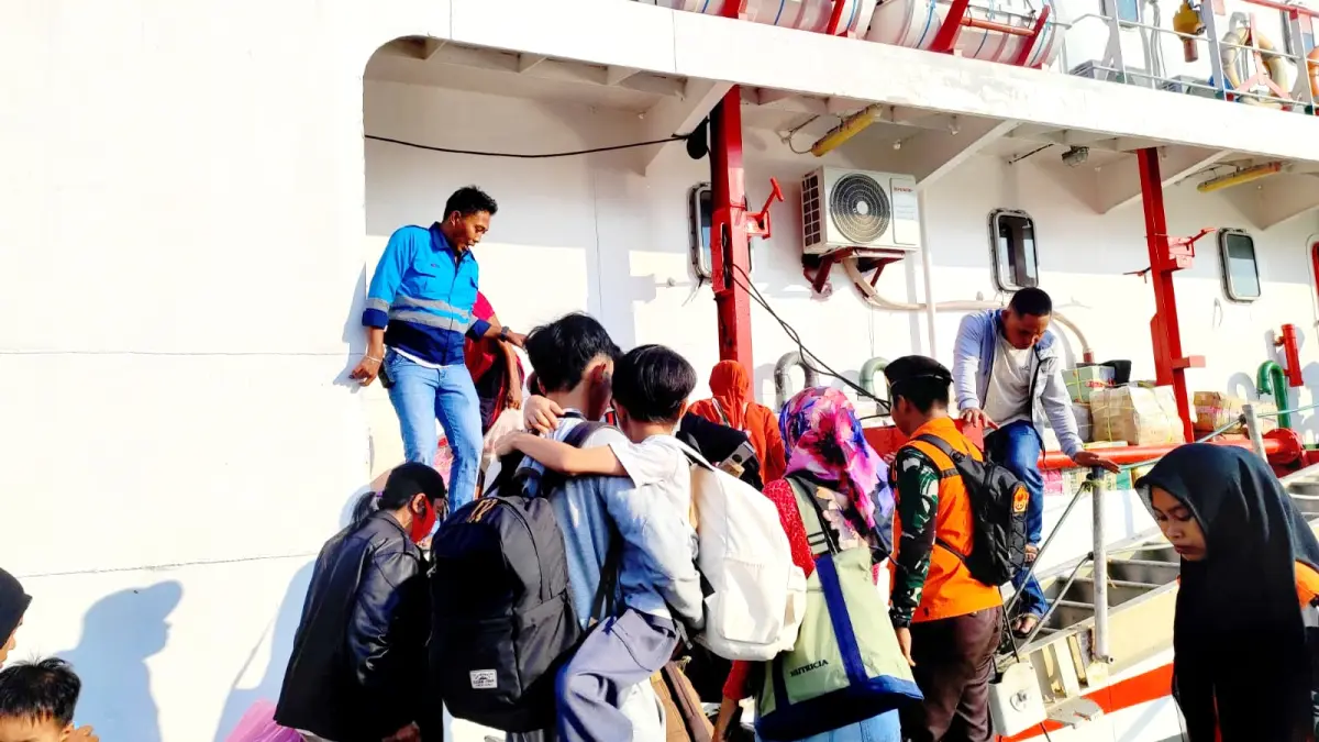 TRANSPORTASI LAUT: Sejumlah penumpang mudik menggunakan KMP DBS III di Pelabuhan Kalianget, Sumenep, Selasa (17/3). (PT SUMEKAR UNTUK JPRM)