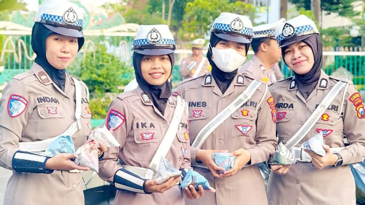 BERBAGI: Brigpol Nurina Ika Perwirawati (dua dari kiri) beserta rekan kerjanya di Satlantas Polres Pamekasan saat bertugas membagikan takjil di bulan Ramadan. ((BRIGPOL IKA UNTUK JPRM))