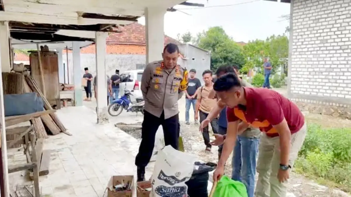 BERBAHAYA: Kapolres Bangkalan AKBP Wibowo mengecek langsung mercon di sebuah rumah kosong di Kelurahan Bancaran, Jumat (20/3). (POLRES BANGKALAN UNTUK JPRM)