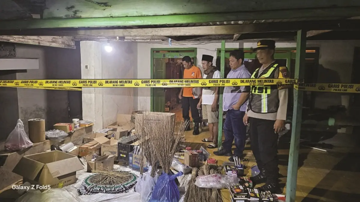 DILARANG MELINTAS: Polisi menggerebek lokasi pembuatan mercon di Desa Blumbungan, Kecamatan Larangan, Jumat (20/3) malam. (POLRES PAMEKASAN UNTUK JPRM)