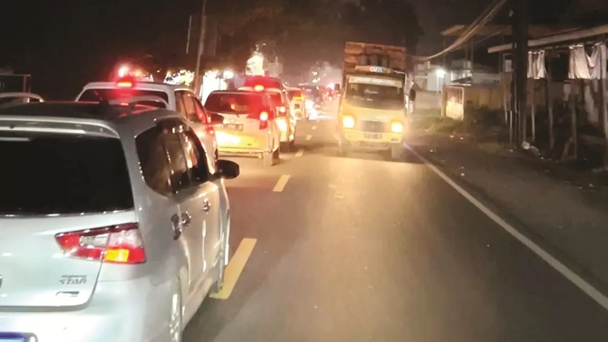 PADAT: Arus lalu lintas terpantau macet di Jalan Raya Tanah Merah, Bangkalan, Minggu (22/3) malam. (VIVIN AGUSTIN HARTONO/JPRM)