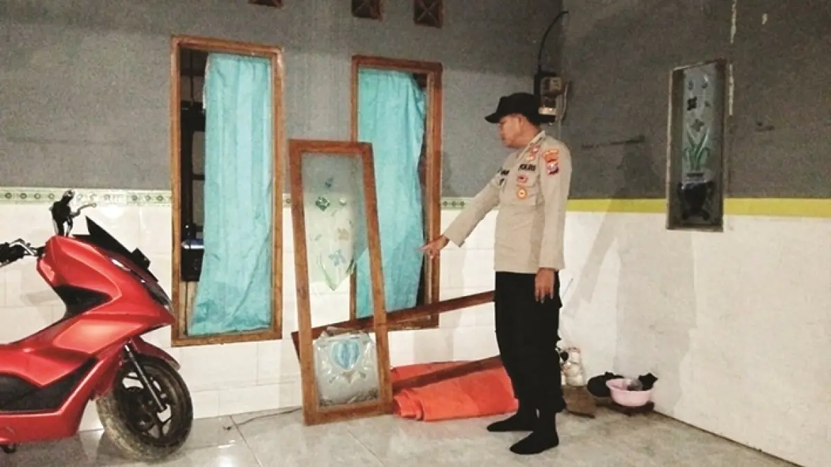 RUSAK: Anggota Polsek Camplong, Sampang, memantau TKP rumah warga rusak akibat ledakan mercon, Sabtu (21/3) malam. (POLSEK CAMPLONG UNTUK JPRM)