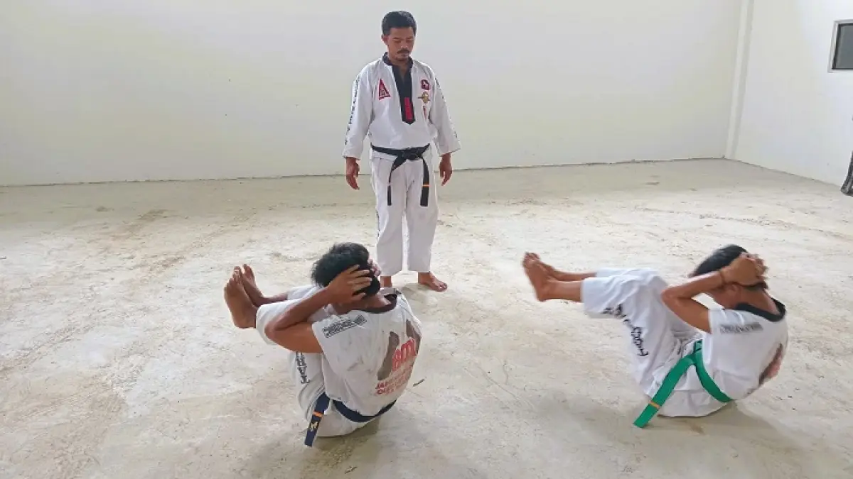 SERIUS: Atlet tarung derajat mengikuti latihan bersama pelatih di Desa Bajang, Kecamatan Pakong, Pamekasan, Sabtu (18/1). (KODRAT UNTUK JPRM)