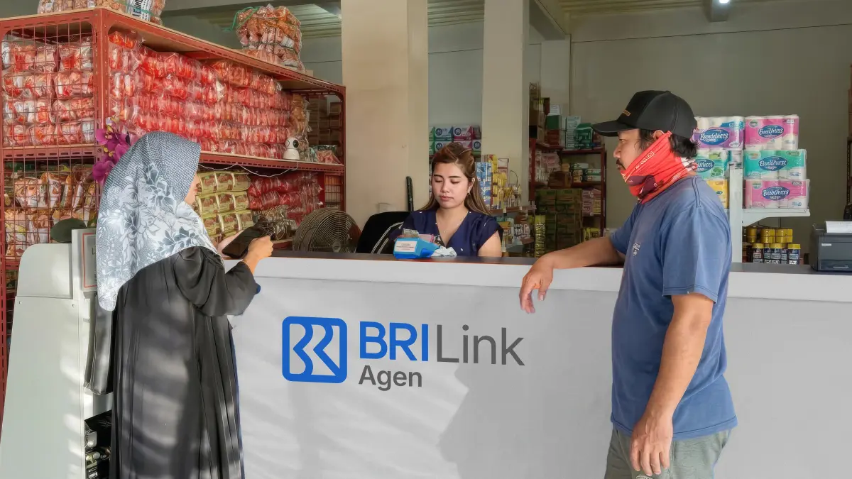 TERBANTU: Warga Dusun Bukit Tinggi, Desa Dete, Kecamatan Lape, Nusa Tenggara Barat bersyukur hadirnya agen BRIlink di daerahnya.