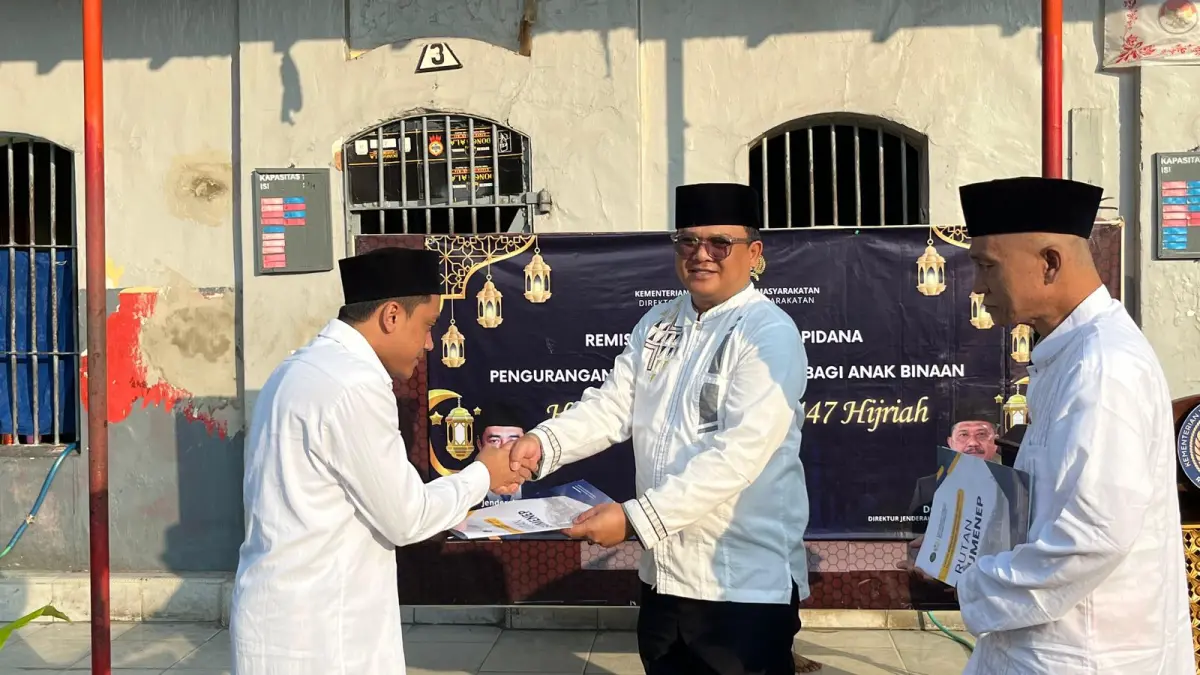 BAHAGIA: Kepala Rutan Kelas II-B Sumenep Aditya Wahyu Rahmadani memberikan putusan remisi pada warga binaan pada Sabtu (21/3).
