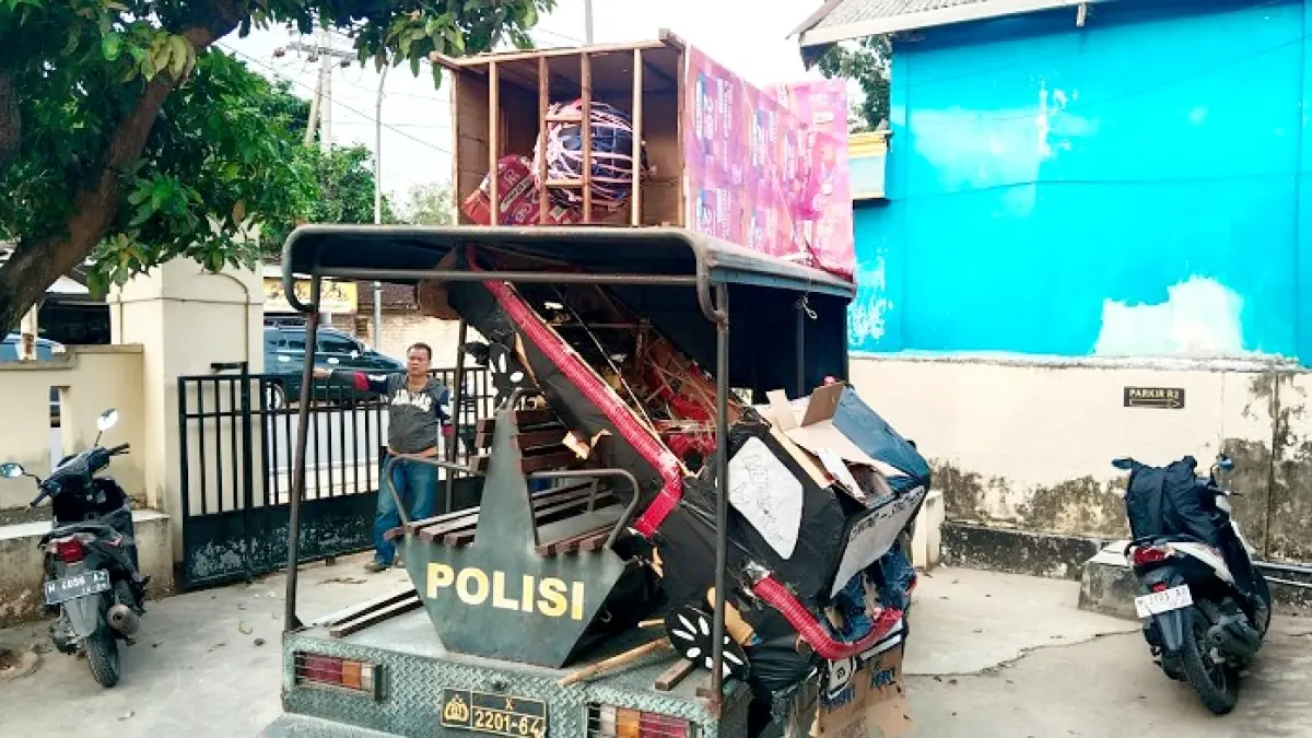 BARANG BUKTI: Polisi menyita sejumlah mercon rakitan di Desa Panaguan, Kecamatan Proppo, Pamekasan, Sabtu (21/3). (POLRES PAMEKASAN UNTUK JPRM)