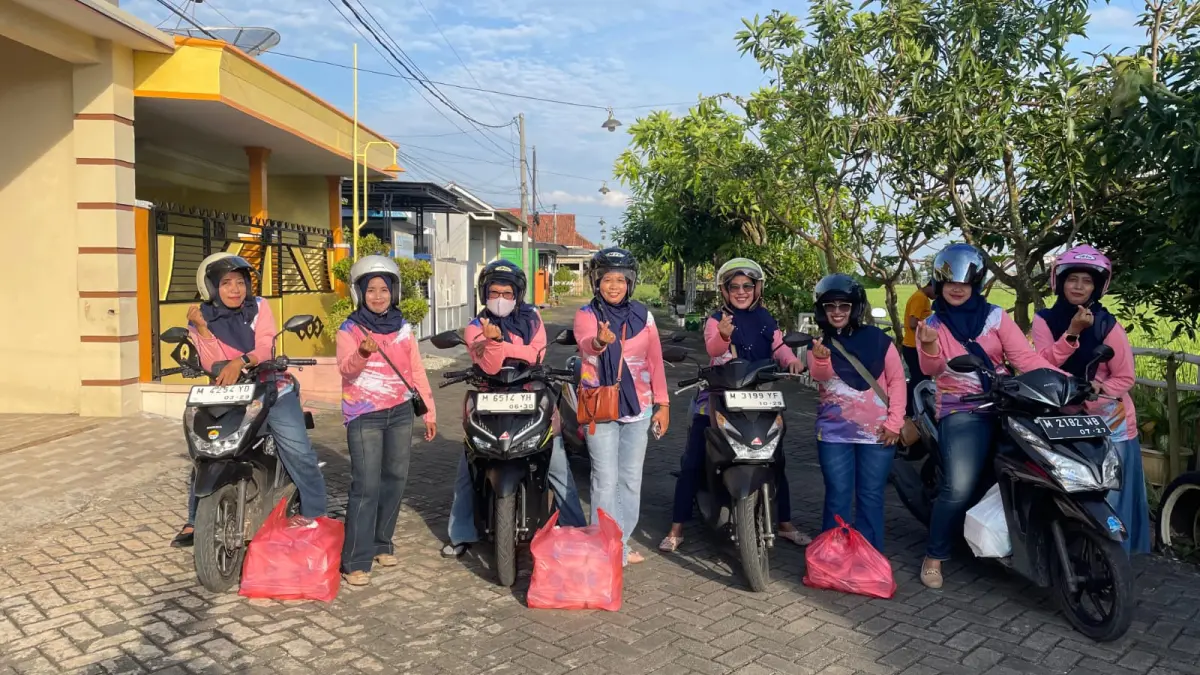 BERBAGI BERKAH: Nur Fajjriyah bersama tetangganya bersiap berangkat menghadiri acara berbagi takjil pada awal Maret lalu. 