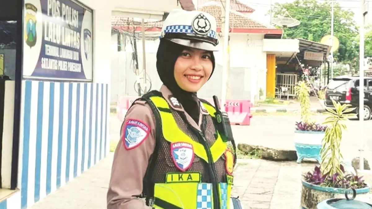 BERDEDIKASI: Brigpol Nurina Ika Perwirawati saat menjalankan tugas pengamanan lalu lintas. (BRIGPOL IKA UNTUK JPRM)