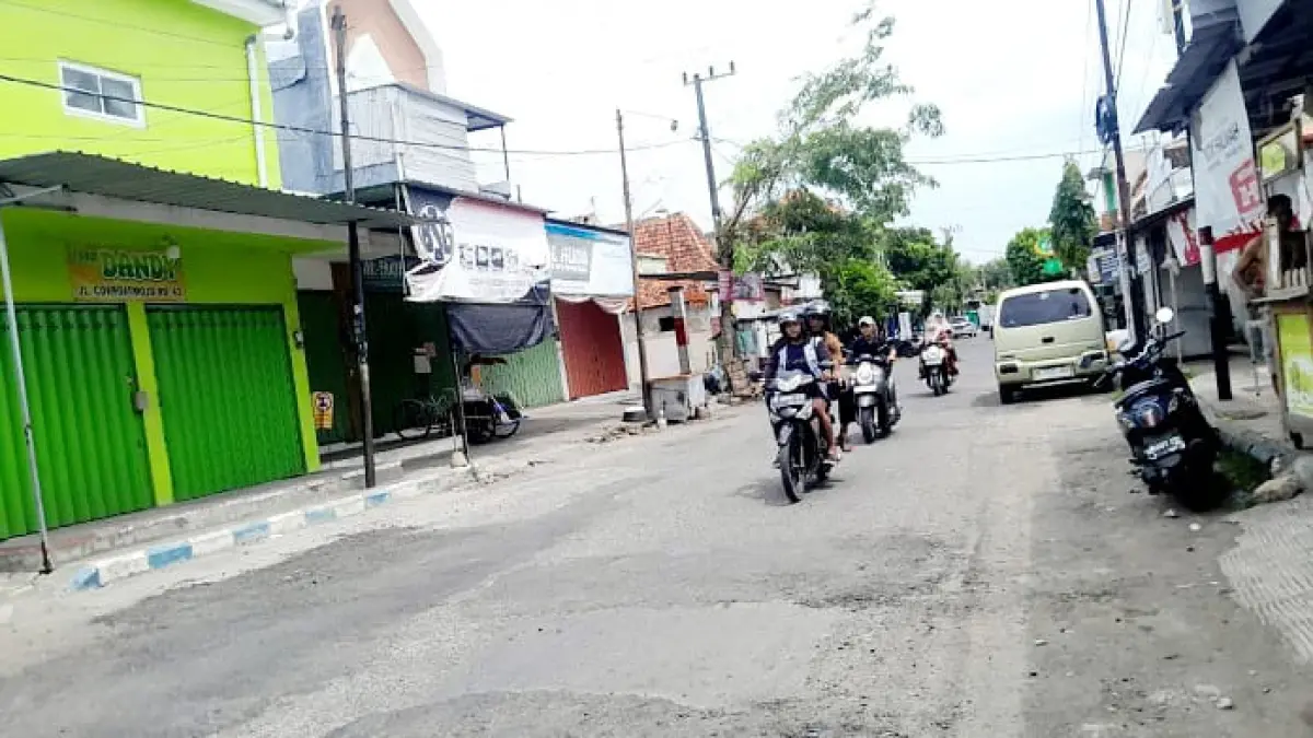 BERGELOMBANG: Sejumlah kendaraan melintas di Jalan Cokroatmojo, Kelurahan Gladak Anyar, Kecamatan Kota Pamekasan, Selasa (24/3). (M. KHOLIL RAMLI/JPRM)