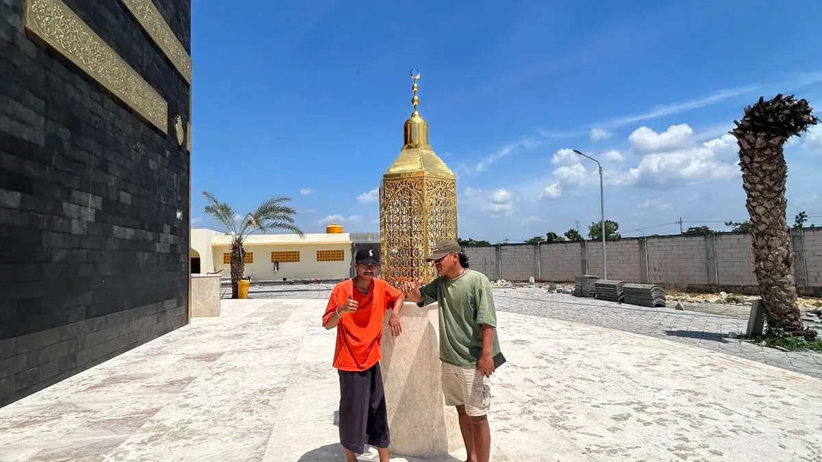 CERAH: Dua pemuda sedang berada di sekitar Maqam Ibrahim yang berada di halaman sebelah utara Masjid Kakbah, Desa Taman, Kecamatan Jrengik, Sampang, Kamis (12/3).