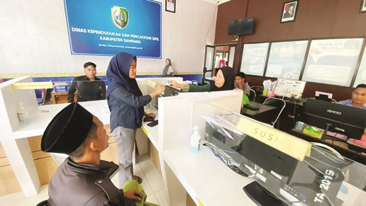 KEPENDUDUKAN: Warga saat mengurus KTP di kantor Disdukcapil Sampang, Kamis (19/3). (AYU LATIFAH/JPRM)