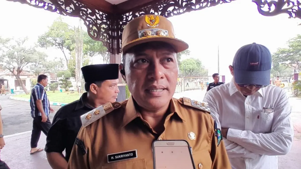 KOMITMEN: Ketua Satgas MBG Pamekasan Sukriyanto doorstop dengan awak media di Pendopo Ronggosukowati, beberapa waktu lalu. (M. KHOLIL RAMLI/JPRM)