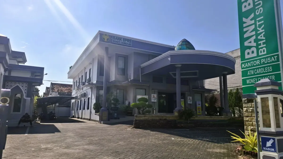 MEGAH: Masyarakat tengah berada di kantor BPRS Sumenep Senin (23/3).