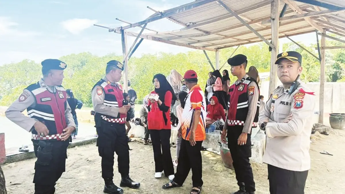 PATROLI: Polisi berada di kawasan Pantai Talang Siring, Desa Montok, Kecamatan Larangan, Pamekasan, Selasa (24/3). (POLRES PAMEKASAN UNTUK JPRM)