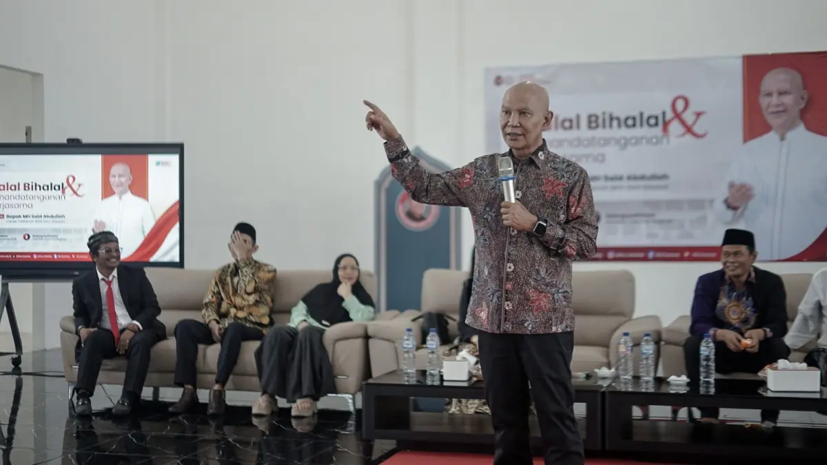 PEDULI PENDIDIKAN: Owner FIES Sumenep MH Said Abdullah memberikan arahan di depan ratusan wali murid FIES Sumenep.