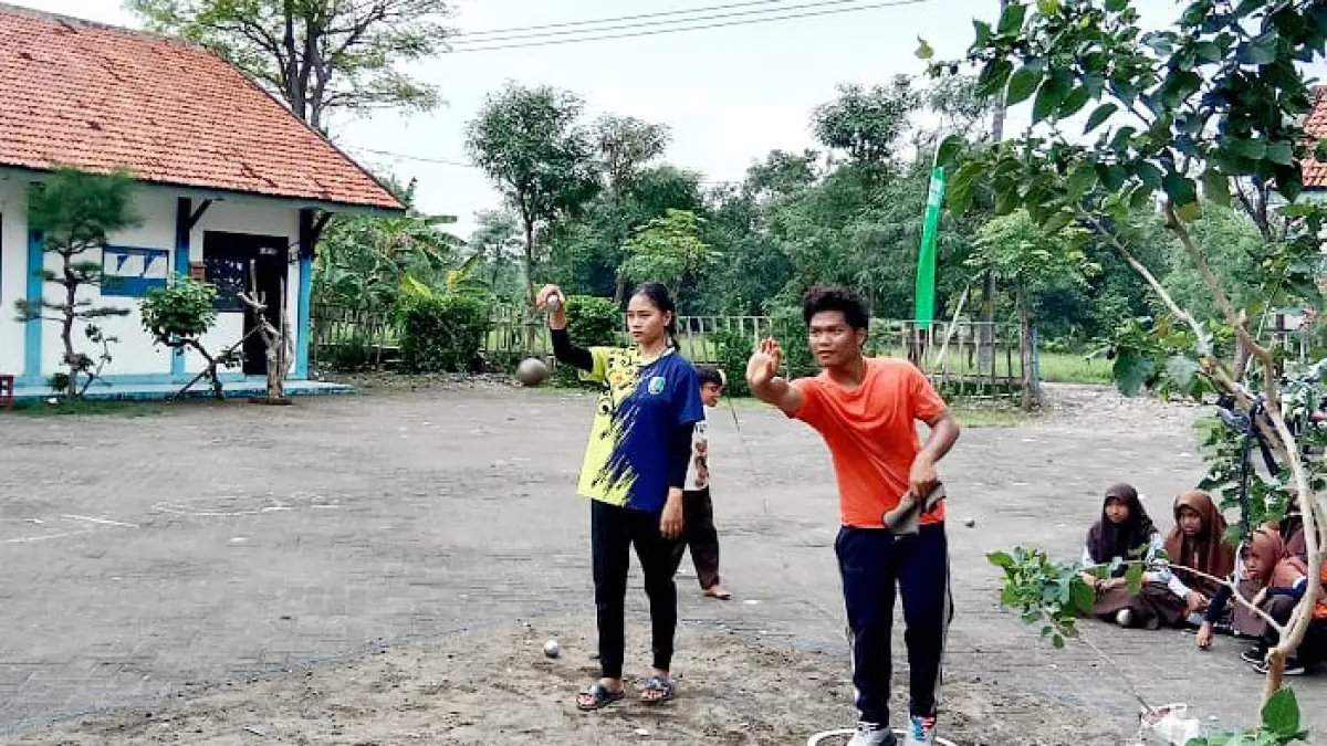 PENUH SEMANGAT: Atlet FOPI Sampang mengikuti latihan di halaman SDN Sreseh 2, Sampang, Minggu (4/1). (FOPI UNTUK JPRM)