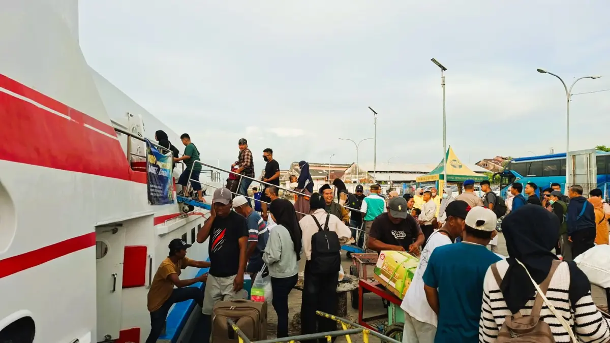 RAMAI: Sejumlah masyarakat tengah mengantre menaiki kapal menuju Pulau Kangean di Pelabuhan Kalianget, Sumenep, Minggu (22/3).