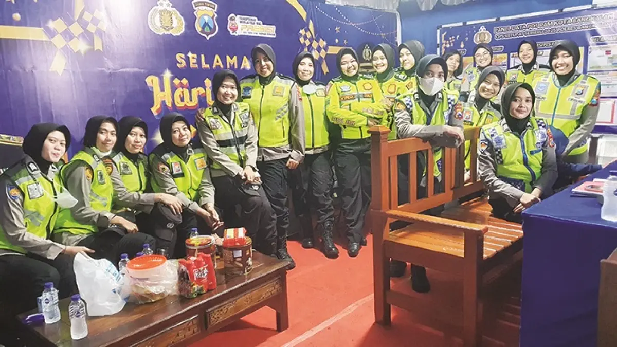 SOLID: Bripka Fajar Virolita (delapan dari kiri) saat berfoto dengan polwan Polres Bangkalan. (FAJAR VIROLITA UNTUK JPRM)