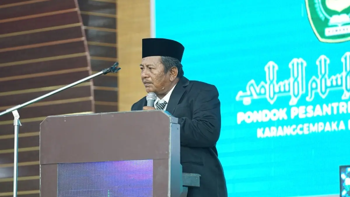 TEGAS: Ketua Yayasan Pondok Pesantren Nurul Islam KH Ilyas Siraj (jas hitam) dalam sebuah acara.
