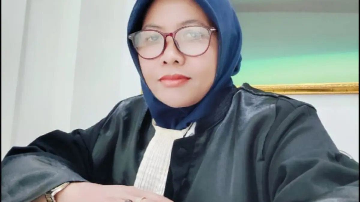 WANITA KARIER: Nur Fajjriyah saat beraktifitas di kantor Kejari Sumenep