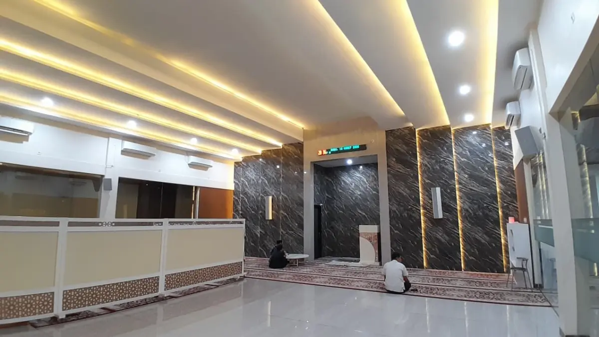 ADEM: Pemudik melaksanakan salat Isya di Masjid Bilfaqih Zain di Jalan Tlanakan, Pamekasan, Rabu (18/3).