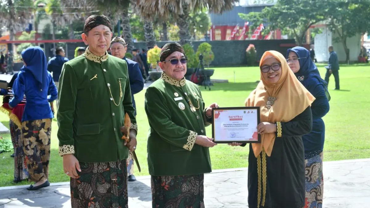 BERPRESTASI: Kepala Dinkes P2KB Sumenep Ellya Fardasah saat menerima penghargaan dari Wabup Imam Hasyim di halaman Pemkab Sumenep.
