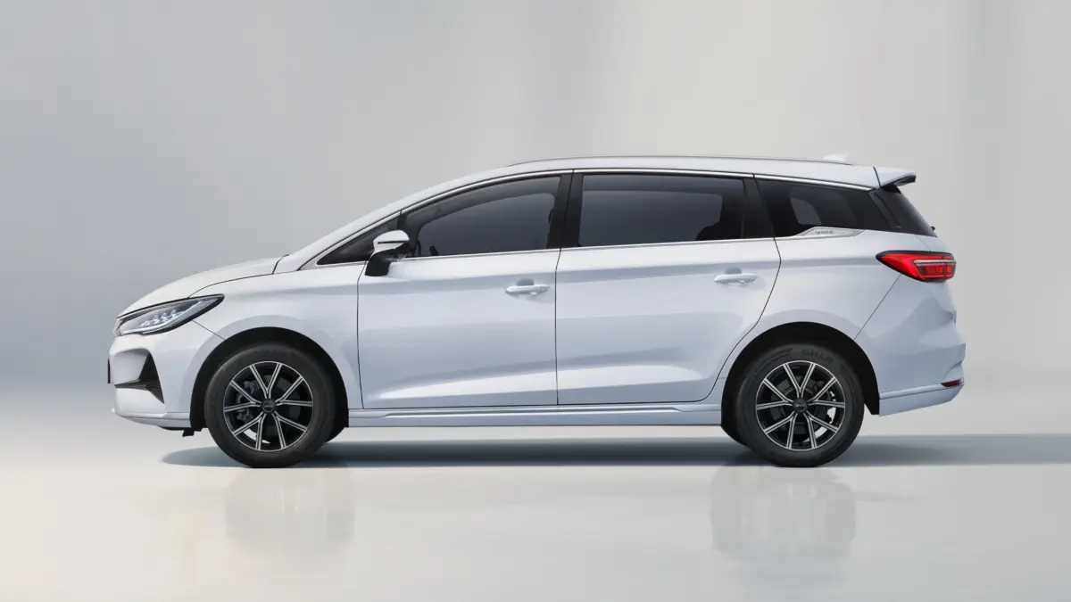 BYD M6