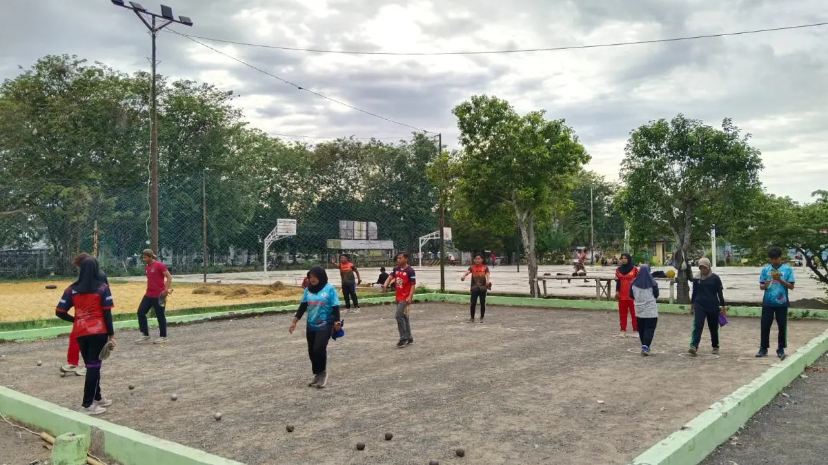 FOKUS: Atlet petanque Sumenep saat melakukan latihan di lapangan Desa Pabian, Kecamatan Kota, Senin (23/2).&nbsp;