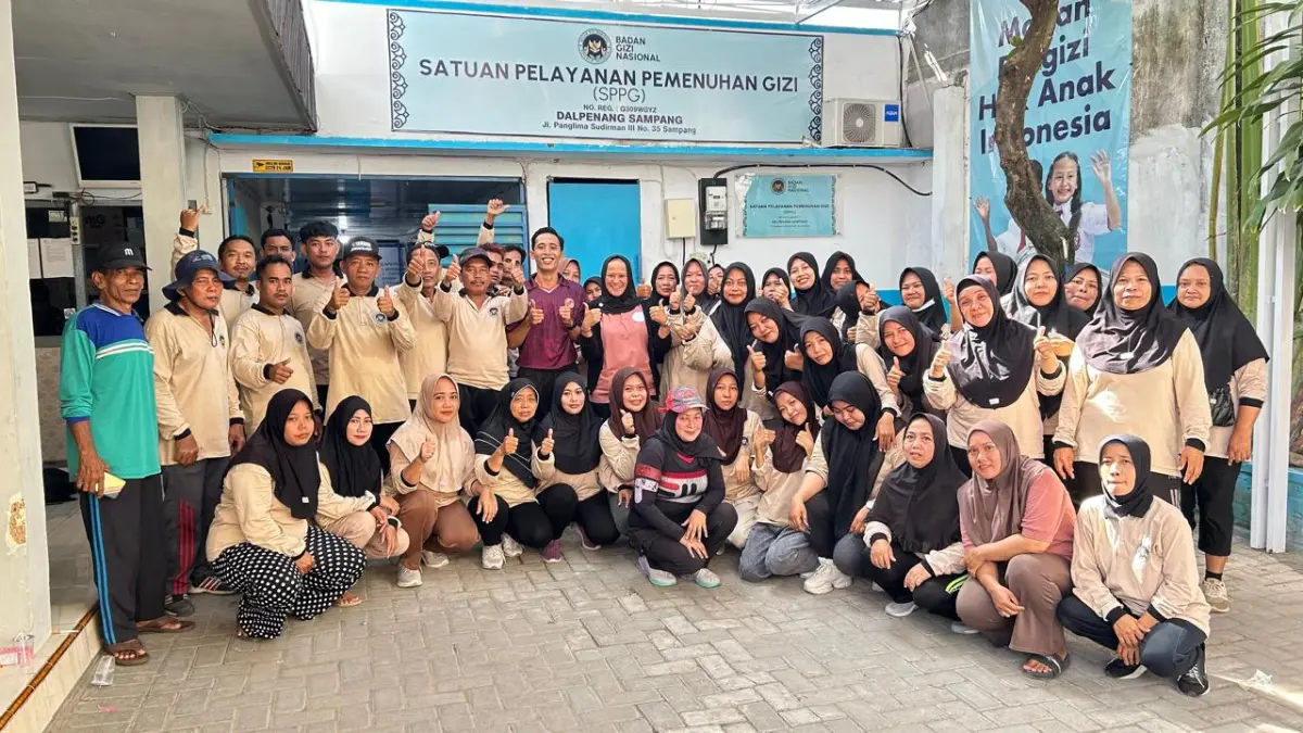 KOMPAK: Kepala SPPG Dalpenang foto bersama mitra dan para relawan usai senam bersama di Jalan Panglima Sudirman, Dalpenang, Sampang, Rabu (25/3).