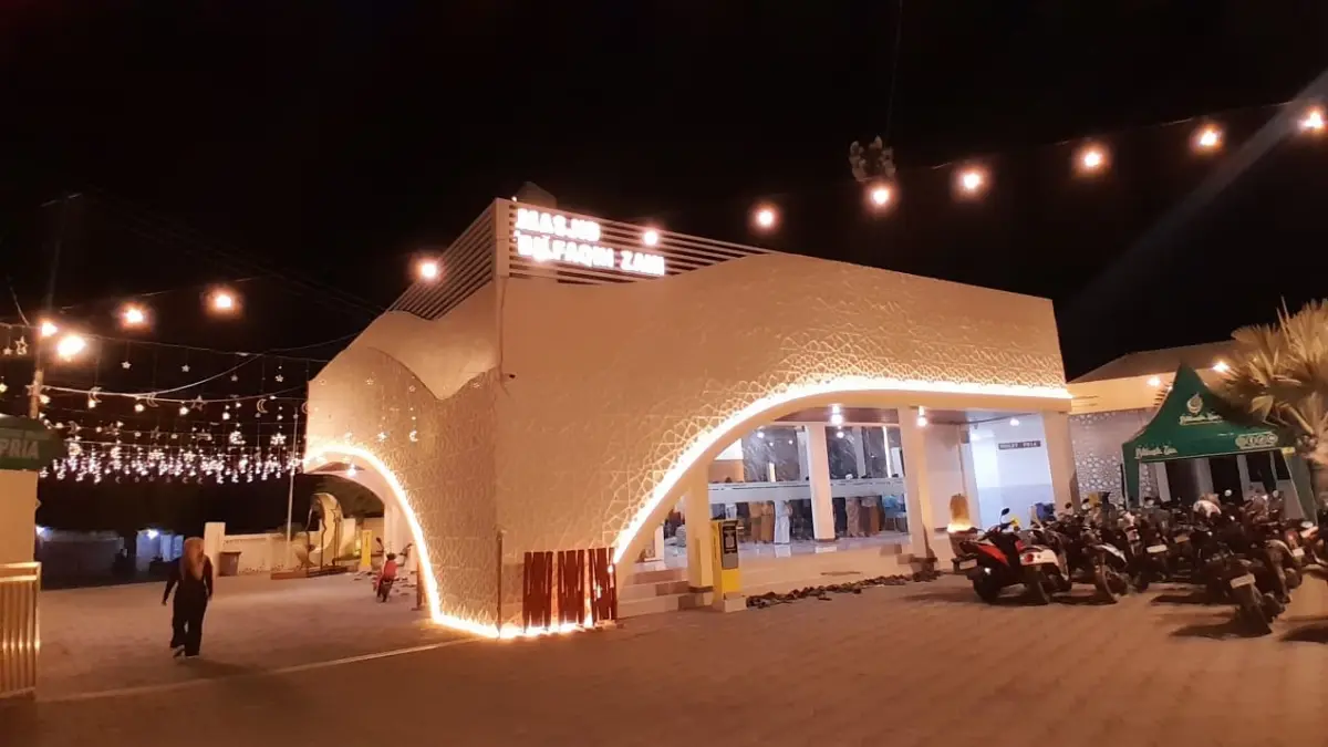 MODERN: Warga beraktivitas di halaman Masjid Bilfaqih Zain di Jalan Tlanakan, Pamekasan, Rabu (18/3).