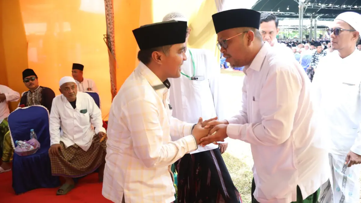 AKRAB: Bupati Bangkalan Lukman Hakim bersalaman dengan Wabup Sampang Ahmad Mahfudz saat menghadiri ke dua KH Zubair Muntashor kemarin, Rabu (25/3)&nbsp;