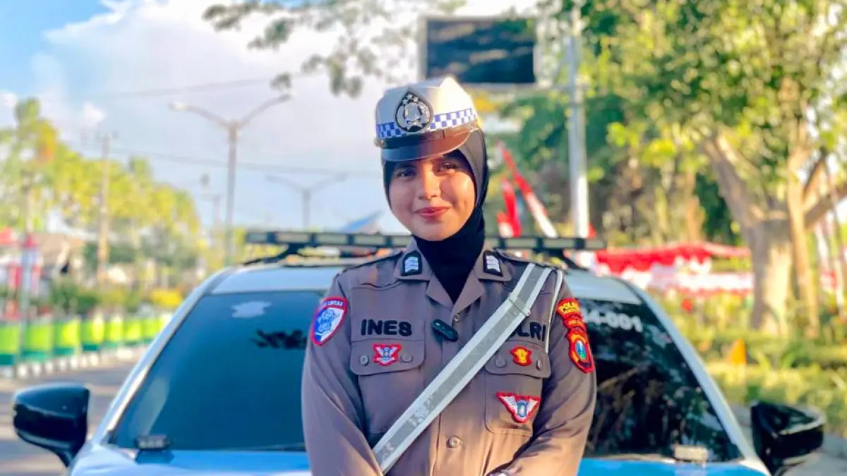 ANGGUN: Brigpol Ines berfoto di depan mobil patroli. (BRIGPOL INES UNTUK JPRM)