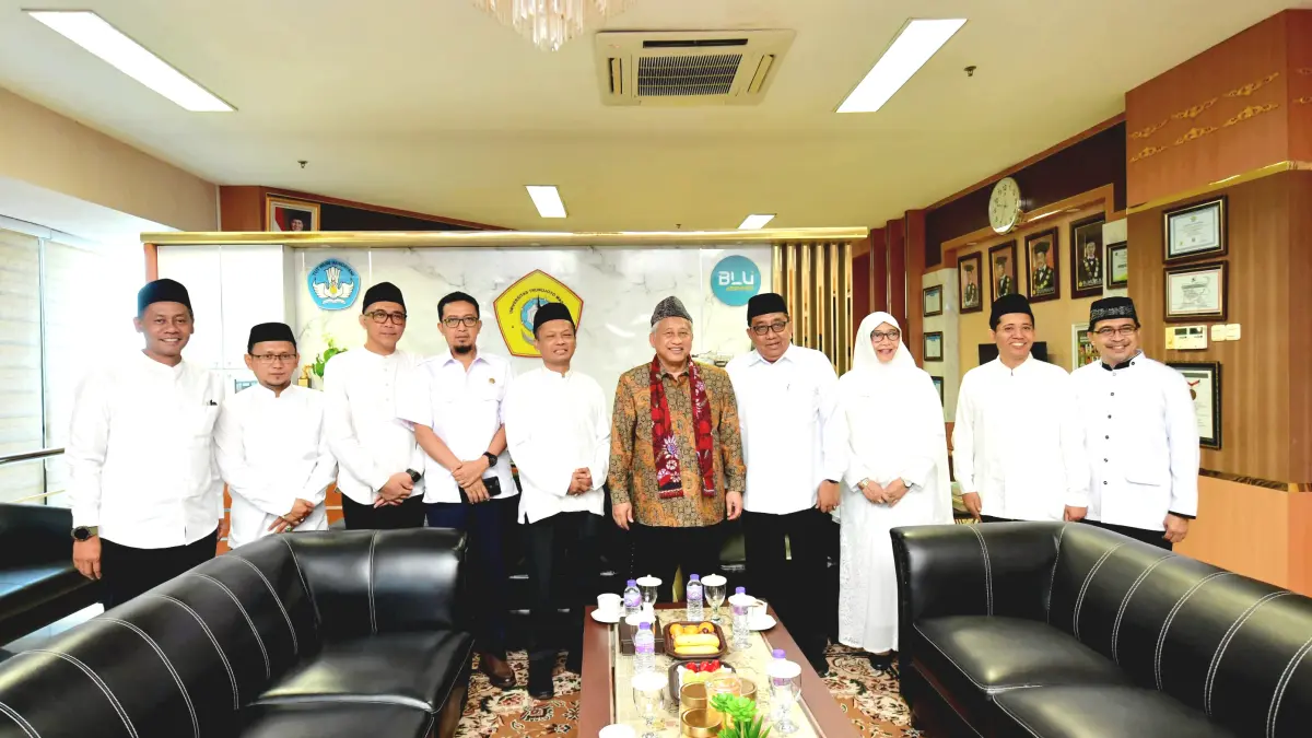 BERSINERGI: Rektor UTM Prof. Safi’ dan jajarannya berfoto bersama dengan Prof. Mohammad Nuh, DEA. (UTM UNTUK JPRM)
