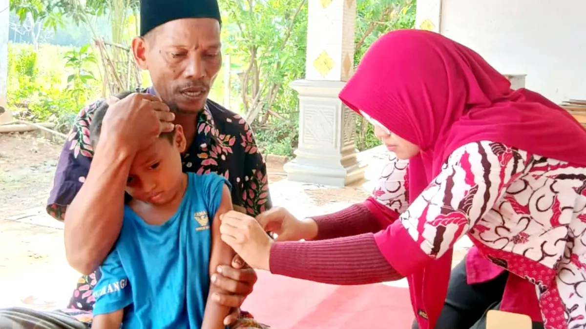 CEK KESEHATAN: Petugas saat memberikan imunisasi kepada balita di wilayah Puskesmas Panaguan, Kecamatan Proppo, Pamekasan. (DINKES UNTUK JPRM)