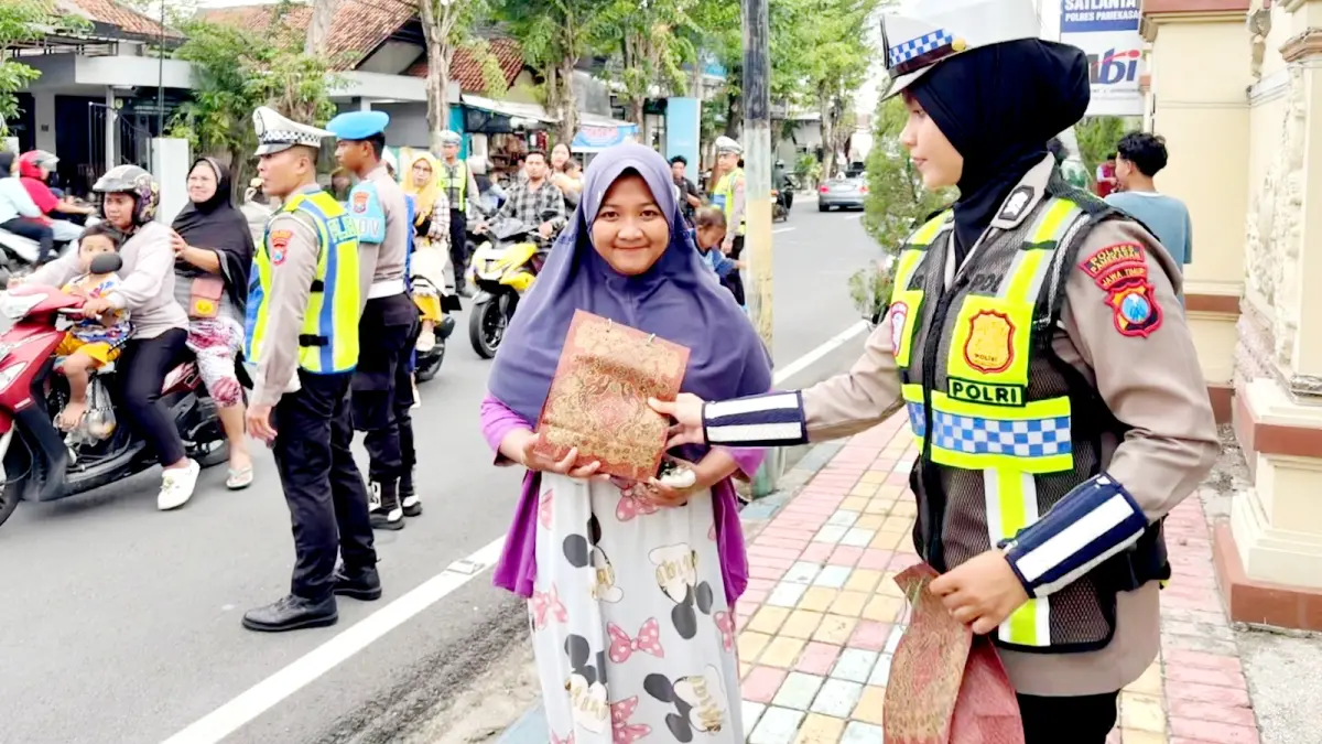 DEKAT: Brigpol Ines memberikan bingkisan kepada warga. (BRIGPOL INES UNTUK JPRM)