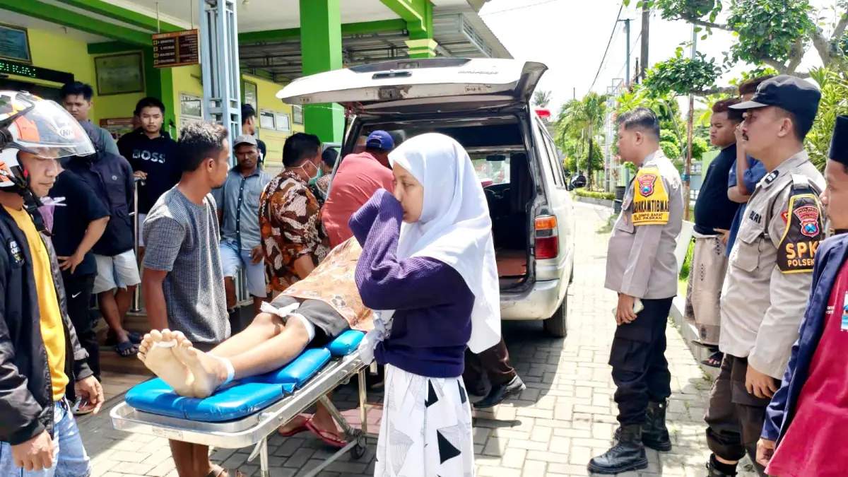 DIEVAKUASI: Korban berada di Puskesmas Waru, Pamekasan, Kamis (26/3). (Polres Pamekasan untuk RadarMadura.id)