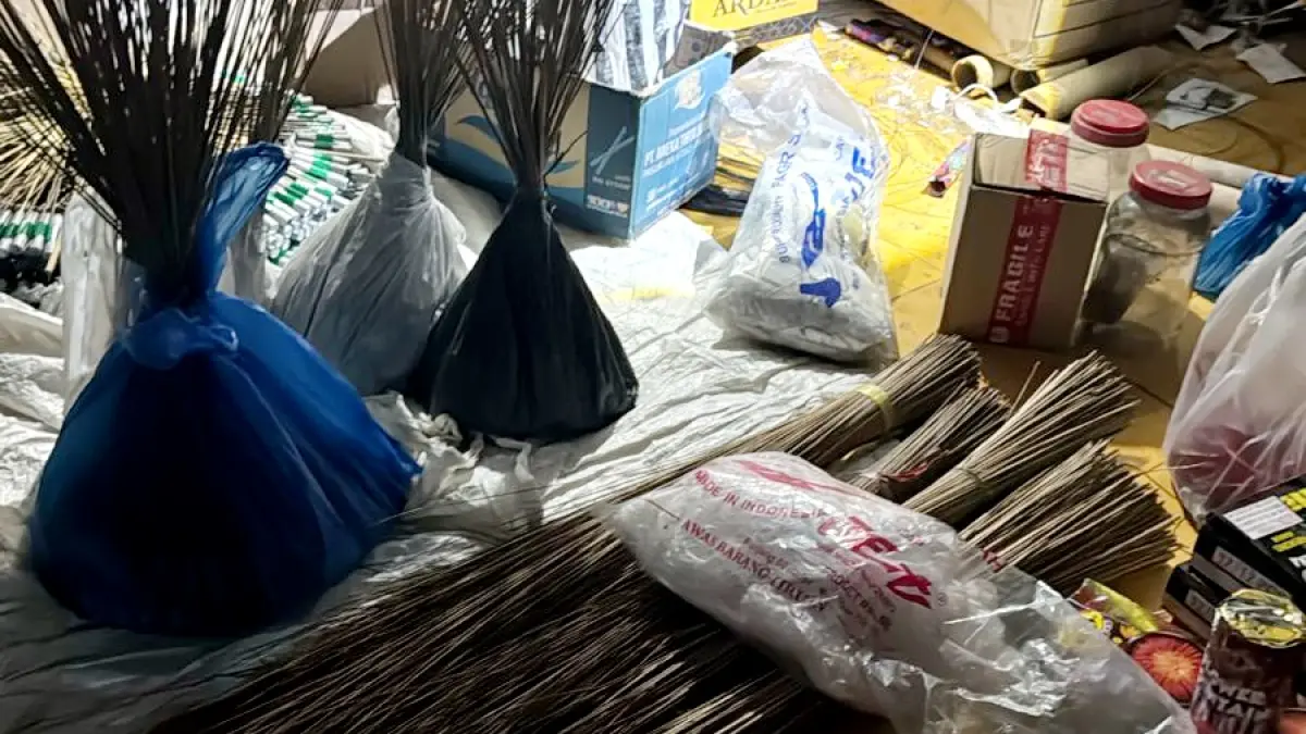 DISITA: Sejumlah barang bukti berhasil diamankan polisi di salah satu rumah di Desa Blumbungan, Kecamatan Larangan, Pamekasan, Jumat (20/3) malam. (POLRES PAMEKASAN UNTUK JPRM)