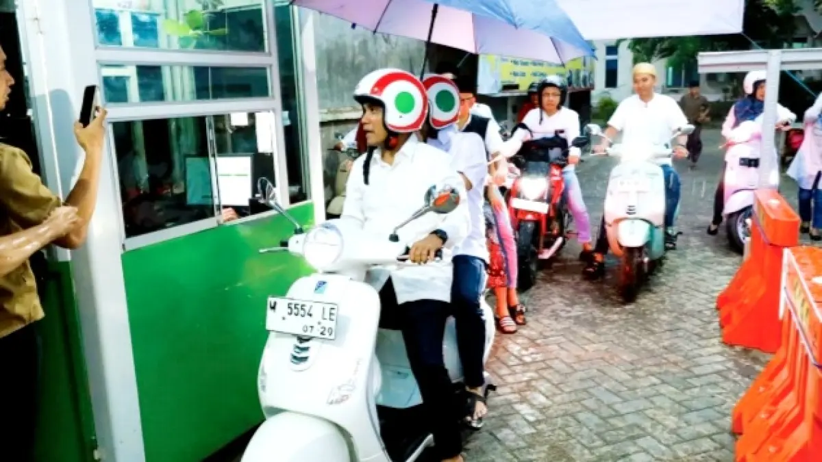 BERSAMA: Bupati Bangkalan Lukman Hakim membonceng wakilnya Moch. Fauzan Ja
