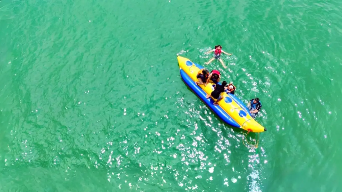 JERNIH: Wisatawan saat berenang di Pantai Lon Malang, Sampang, Minggu (22/3). (MASTUKI UNTUK JPRM)